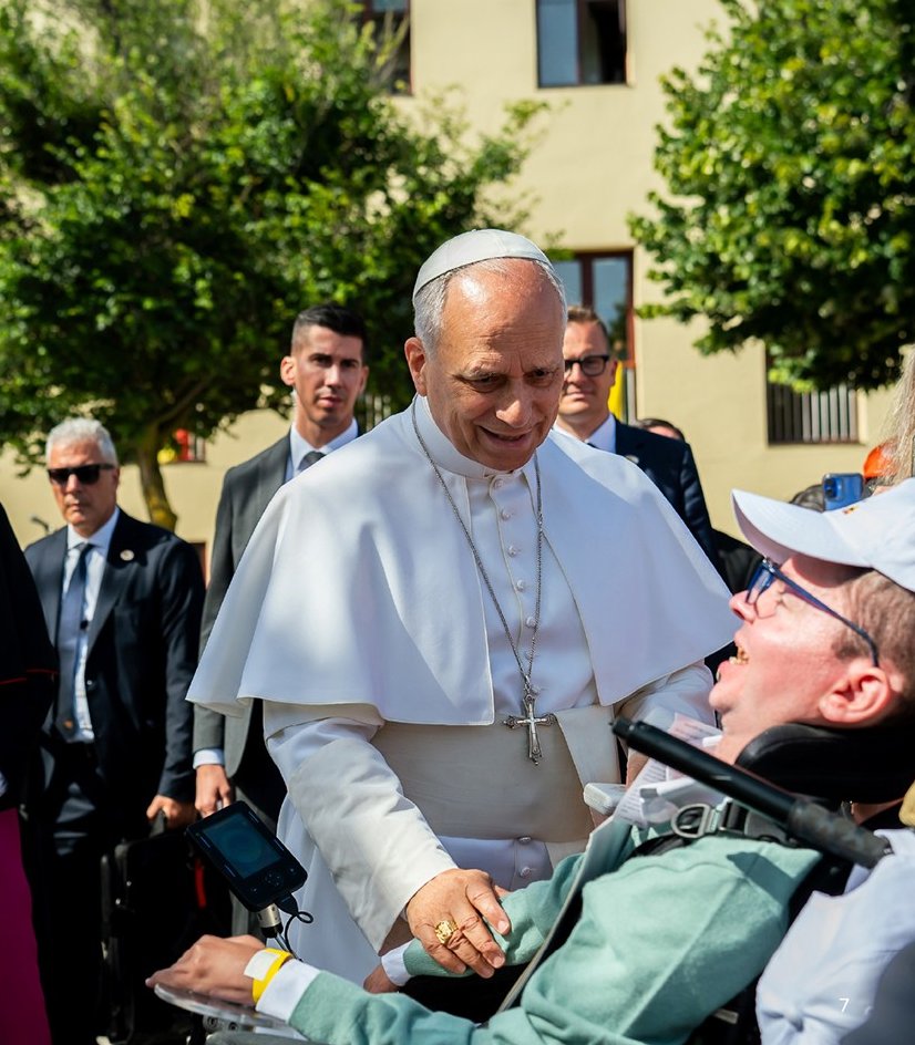 El papa León XIV saluda a un joven en silla de ruedas