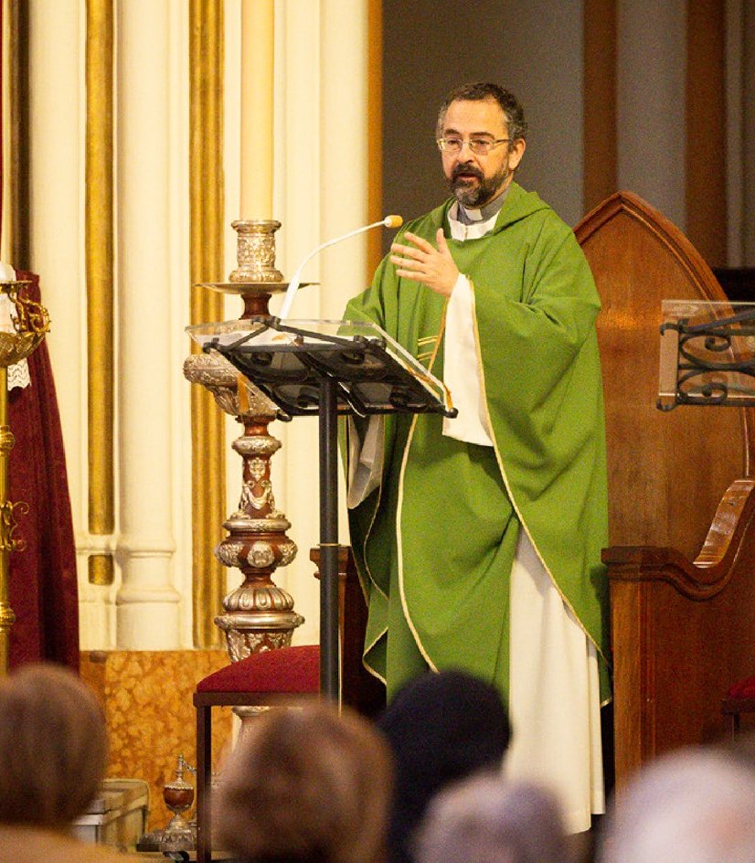 Un sacerdote predica desde el ambón