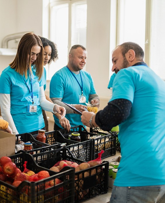 Voluntarios clasifican alimentos donados en cajas